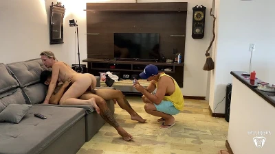 Cover for 'ARROMBEI A BUCETA DA LOIRA CASADA NA FRENTE DO MARIDAO CORNO'